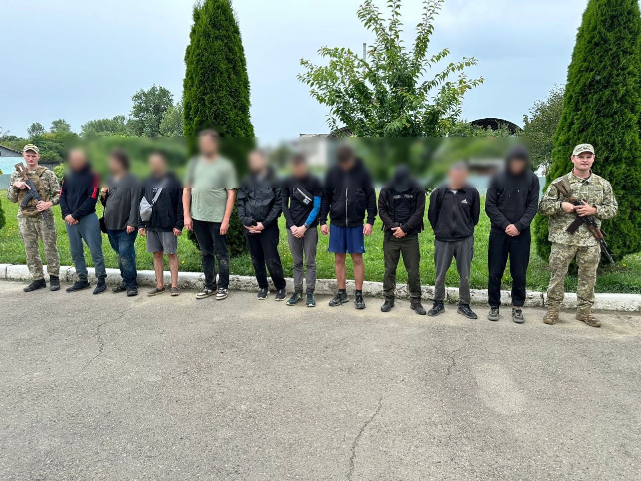 ГНСУ разоблачила новых уклонян в Закарпатье: пытались добраться до Венгрии пшеничным полем – видео 1