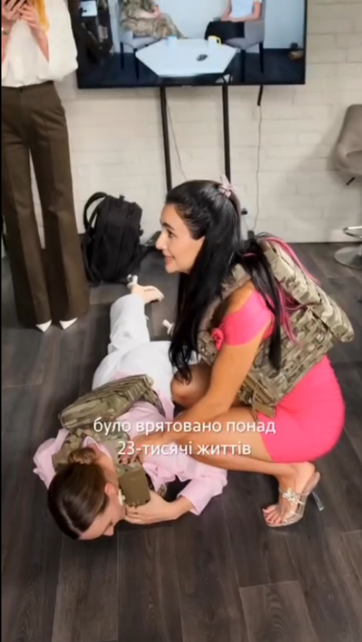 Тринчер пытается проверить бронежилеты в розовом платье Тринчер пытается проверить бронежилеты в розовом платье