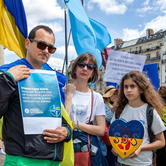Українці в Парижі вийшли на марш із закликом підтримати вступ України в НАТО 2