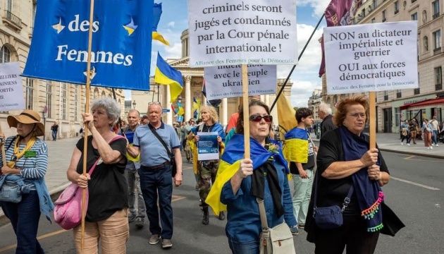 Українці в Парижі вийшли на марш із закликом підтримати вступ України в НАТО 3