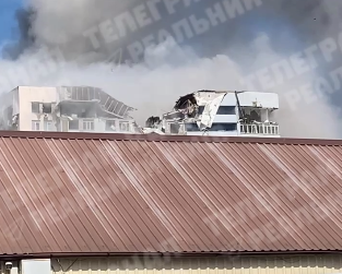 Багатоповерхівка, в якій обстрілом зруйновані верхні поверхи Багатоповерхівка, в якій обстрілом зруйновані верхні поверхи