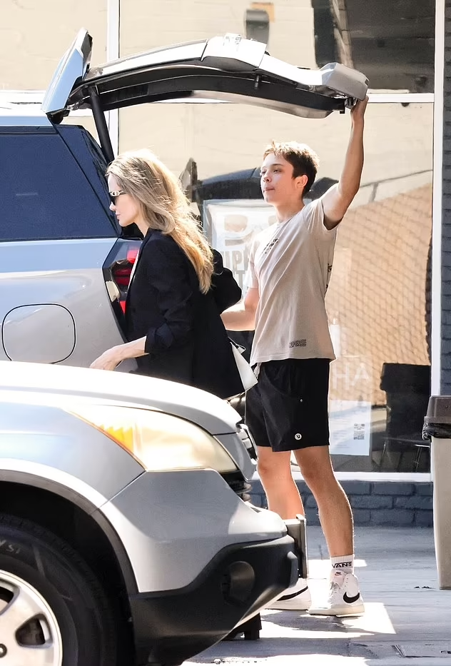 Сын выше мамы. Фото: Terma, SL/BackGrid Сын выше мамы. Фото: Terma, SL/BackGrid