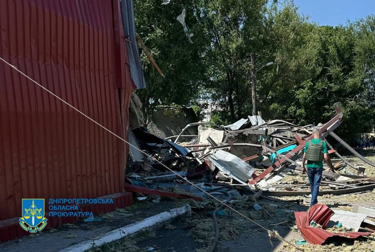 Слідчі прокуратури працюють на місці ударів по Дніпру Слідчі прокуратури працюють на місці ударів по Дніпру