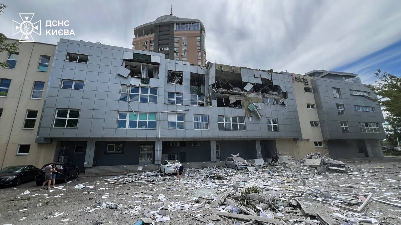 Медичний центр "Ісида" в Києві зазнав удару ракетою Х-101 Медичний центр "Ісида" в Києві зазнав удару ракетою Х-101