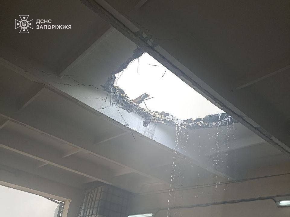 Внаслідок обстрілу пробито покрівлю пожежної частини Внаслідок обстрілу пробито покрівлю пожежної частини