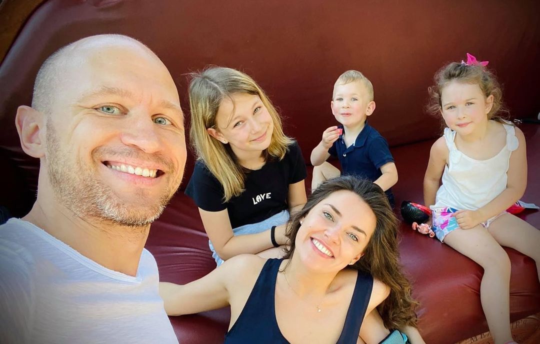 Сейчас мужчина сидит с детьми сам в Польше