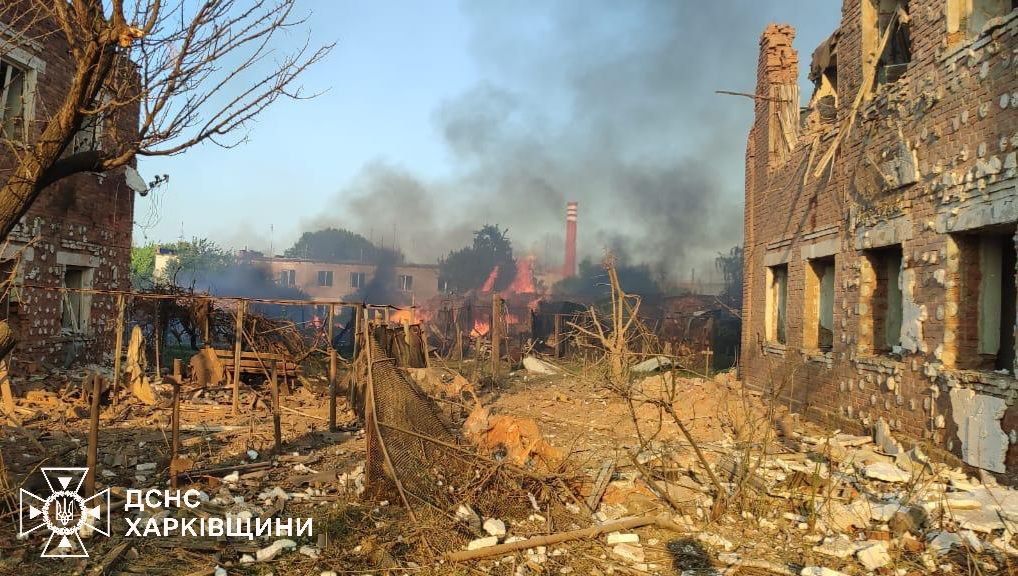 11 июля горят жилые дома в поселке Белый Колодец на Харьковщине из-за атаки РФ. Фото - ГУ ГСЧС в Харьковской области 11 июля горят жилые дома в поселке Белый Колодец на Харьковщине из-за атаки РФ. Фото - ГУ ГСЧС в Харьковской области
