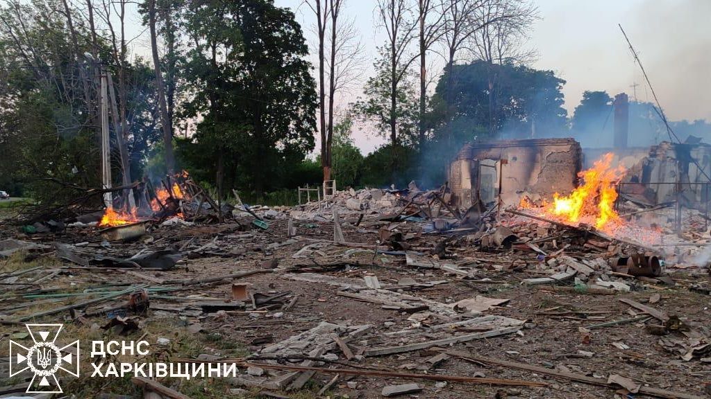 Россия сбросила авиабомбы на жилые дома в поселке Белый Колодец на Харьковщине. Фото - ГУ ГСЧС в Харьковской области Россия сбросила авиабомбы на жилые дома в поселке Белый Колодец на Харьковщине. Фото - ГУ ГСЧС в Харьковской области