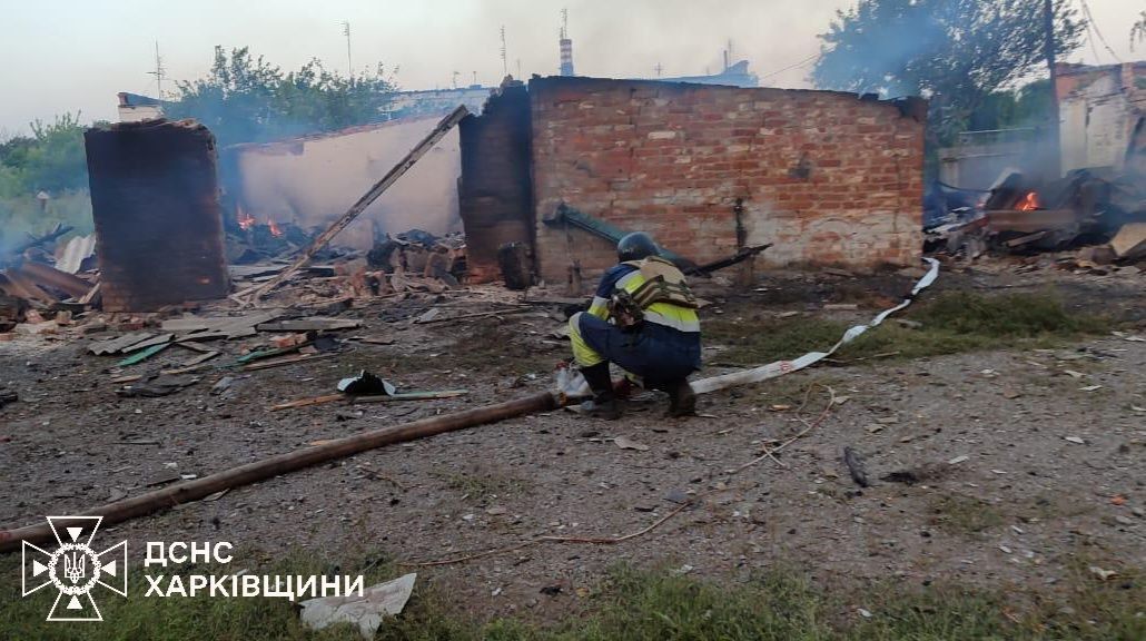 Пожарным пришлось тушить огонь под угрозой повторных ударов по Белому Колодцу в Харьковской области. Фото - ГУ ГСЧС в Харьковской области Пожарным пришлось тушить огонь под угрозой повторных ударов по Белому Колодцу в Харьковской области. Фото - ГУ ГСЧС в Харьковской области