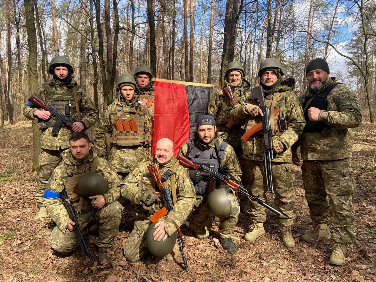 Ігор Воронка (праворуч зверху від прапору) з побратимами. Фото: Facebook/detcomfreak Ігор Воронка (праворуч зверху від прапору) з побратимами. Фото: Facebook/detcomfreak