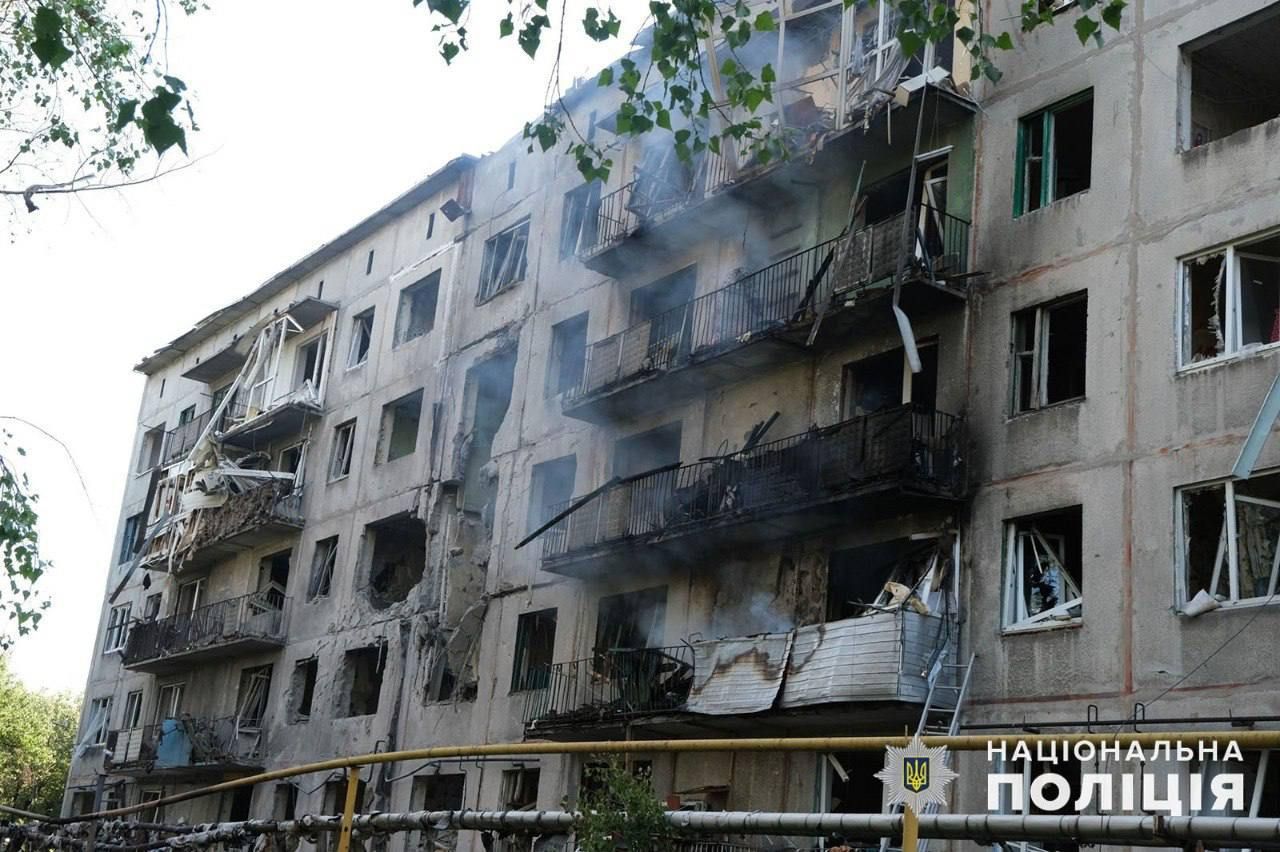 Зруйнований російськими бомбами будинок у Мирнограді 12 липня. Фото - Національна поліція України Зруйнований російськими бомбами будинок у Мирнограді 12 липня. Фото - Національна поліція України