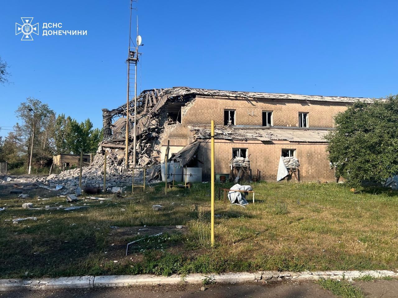 Зруйнована пожежна частина у Торецьку. Фото: ДСНС Зруйнована пожежна частина у Торецьку. Фото: ДСНС