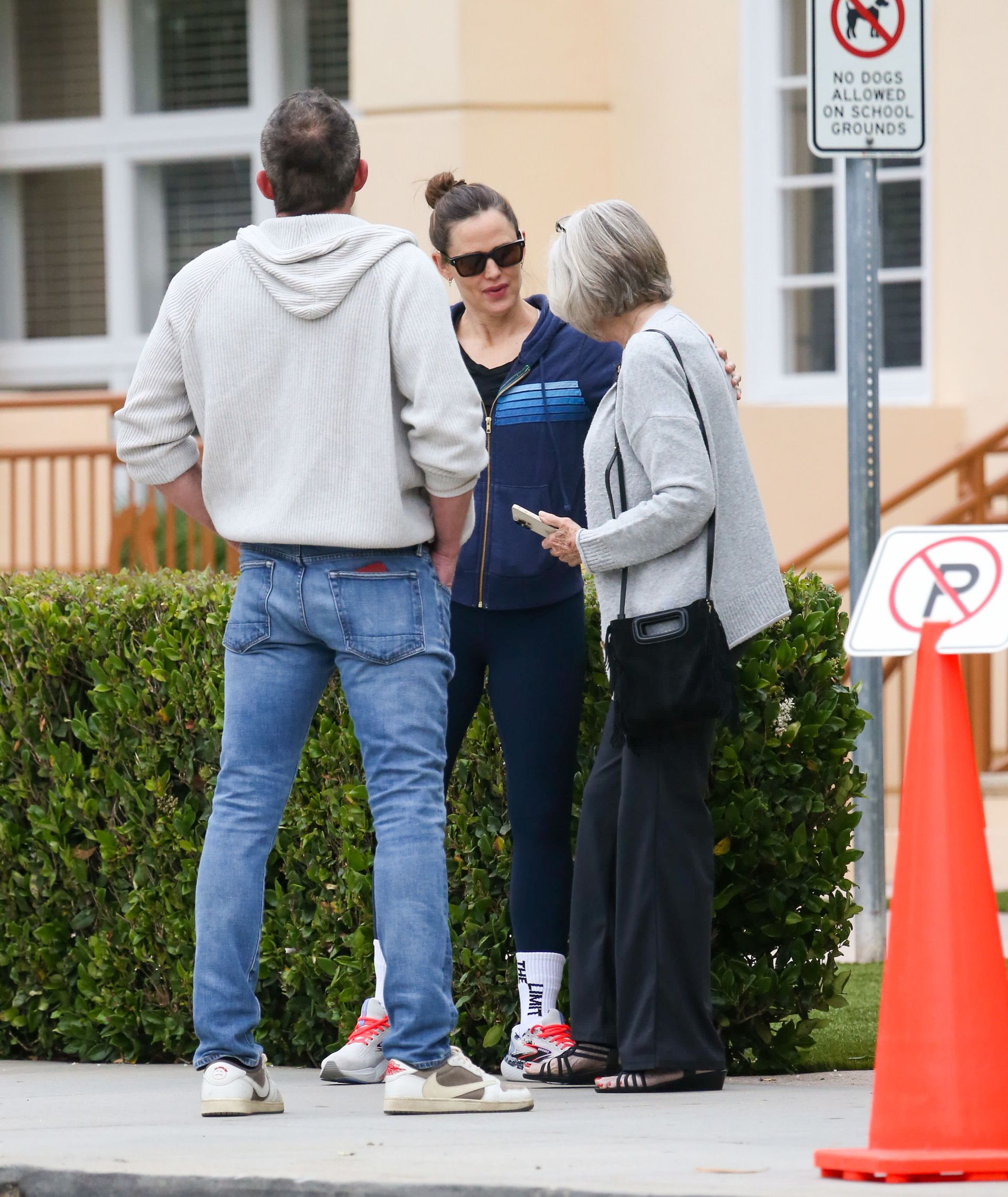 Аффлек с матерью и Дженнифер Гарнер. Фото: Getty Images