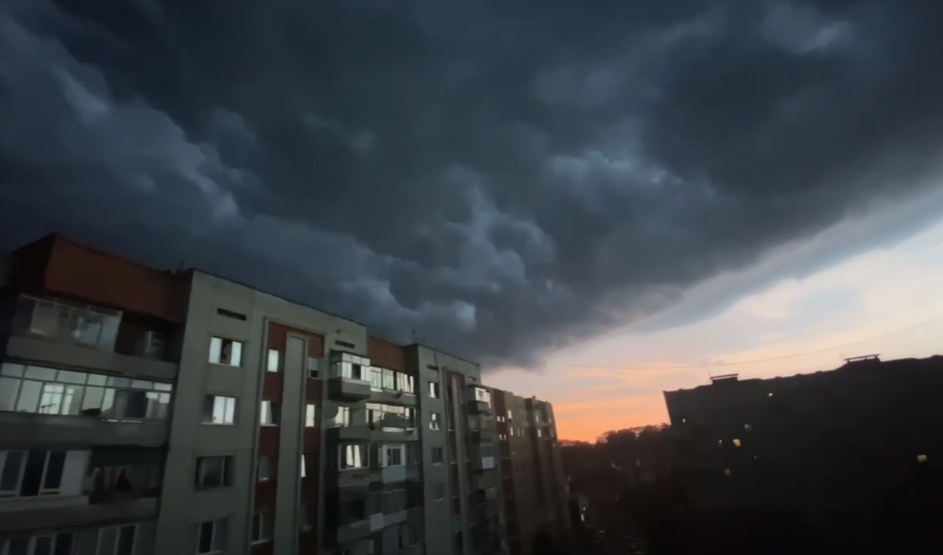 Огромные облака накрывают Львов. Скриншот - Информатор Огромные облака накрывают Львов. Скриншот - Информатор