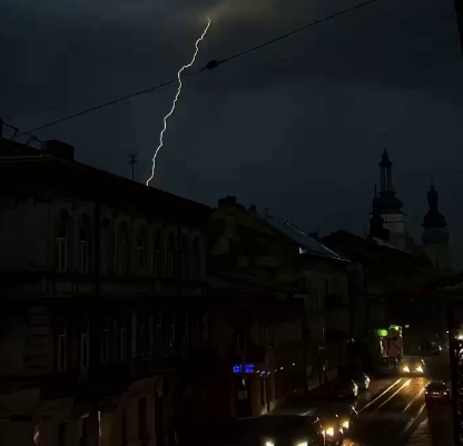 Львов во тьме из-за непогоды и разряд молнии 14 июля во время непогоды. Скриншот - Информатор Львов во тьме из-за непогоды и разряд молнии 14 июля во время непогоды. Скриншот - Информатор