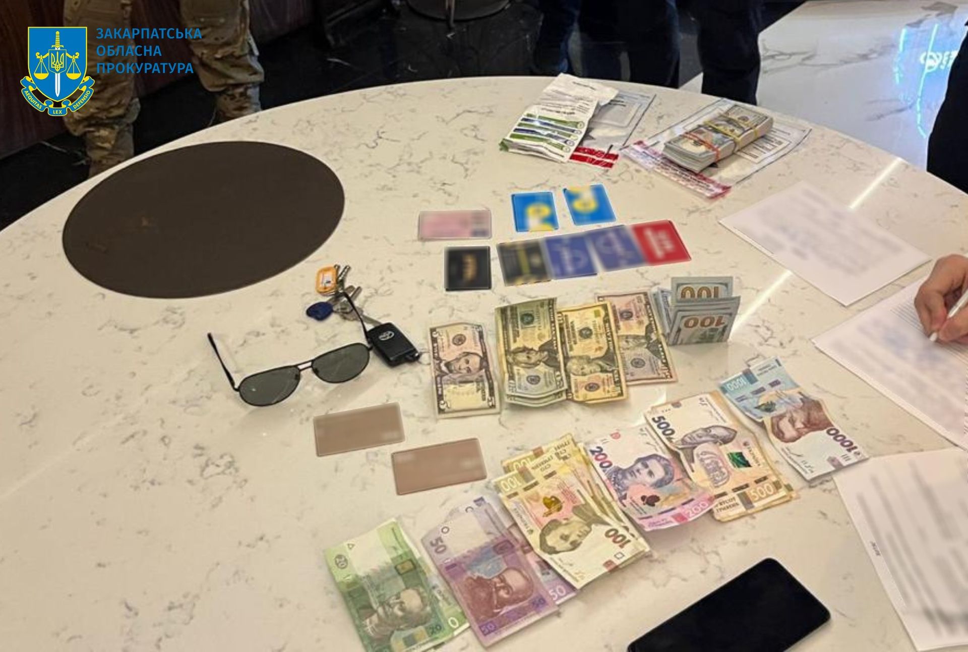 Выявлены деньги и карточки банков, sim-карты во время обыска у депутата Береговского городского совета. Фото - Закарпатская областная прокуратура