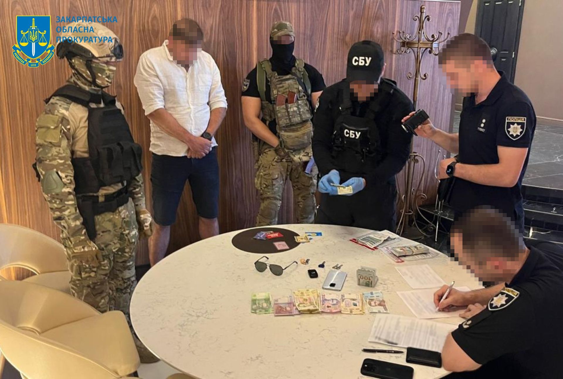 Сообщение о подозрении депутату Береговского городского совета, подозреваемому в переправке ухилянцев за границу. Фото - Закарпатская областная прокуратура