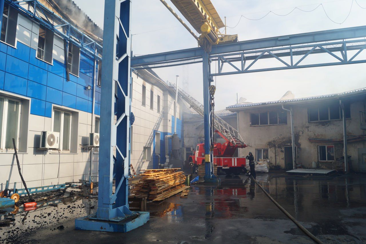 Атака по заводу на Курщині в РФ: приміщення вигоріло зсередини, зруйновано дах – фото 6
