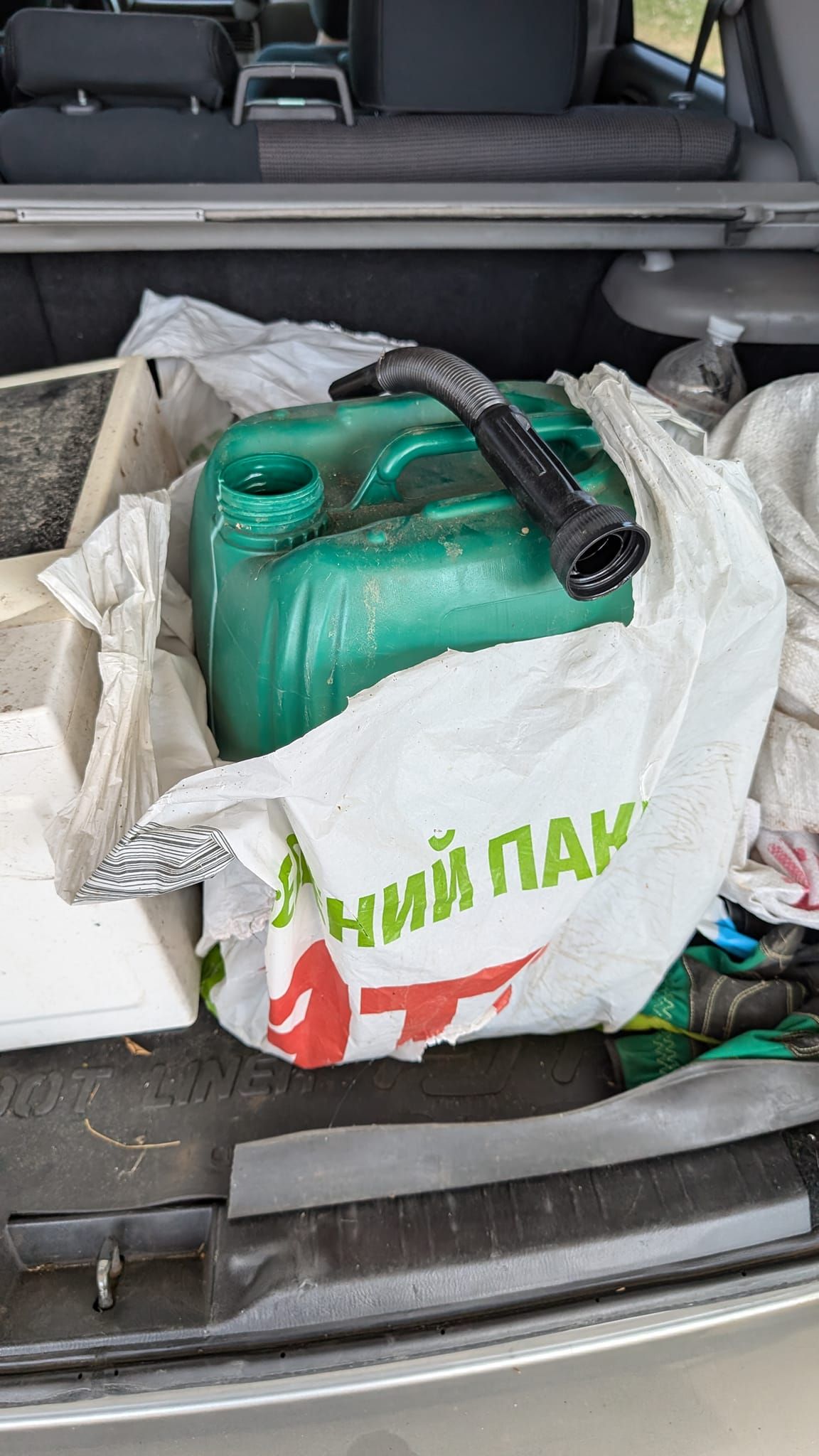 Бензин довелося тричі переливати у каністру з більшою ємністю Бензин довелося тричі переливати у каністру з більшою ємністю