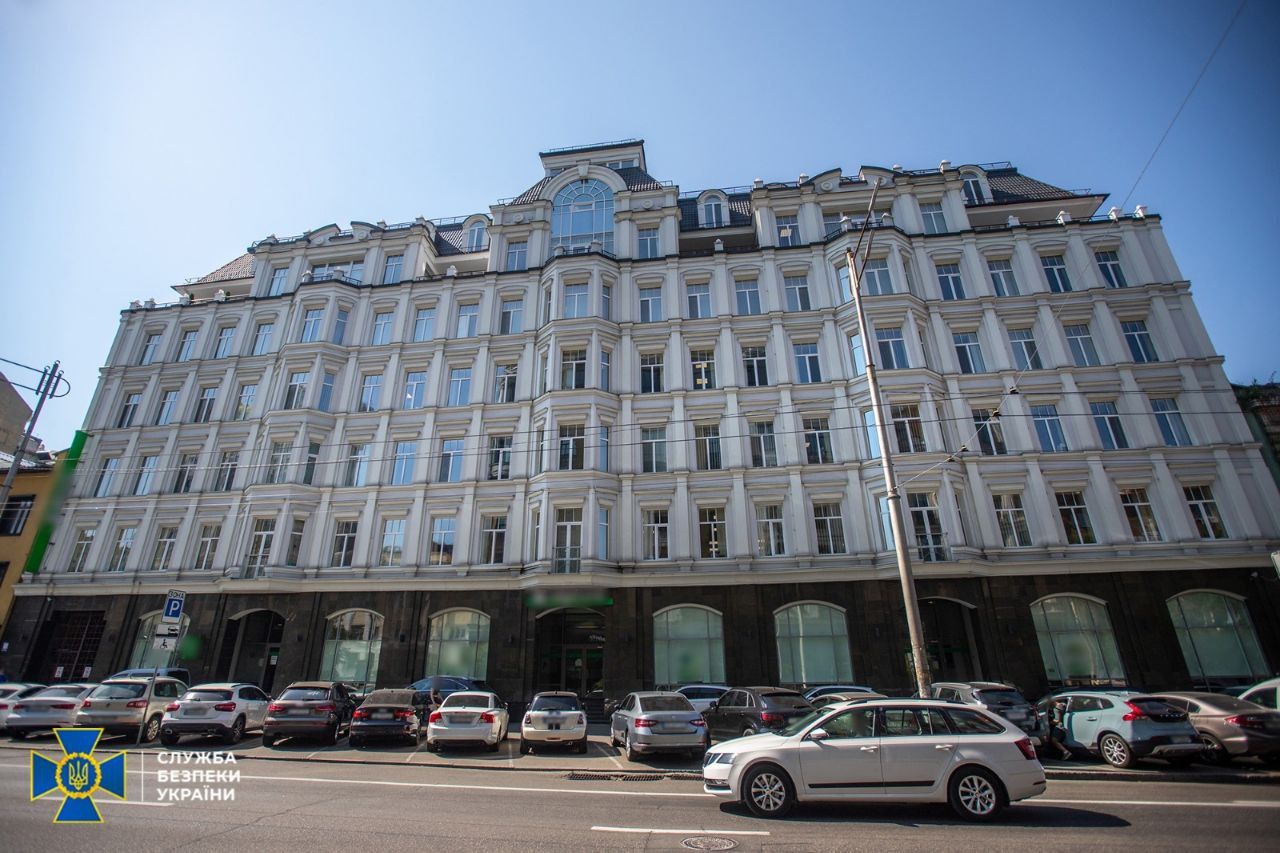 Будинок, квартири, Maybach: СБУ заарештували майно довіреної особи російської маріонетки Януковича 4