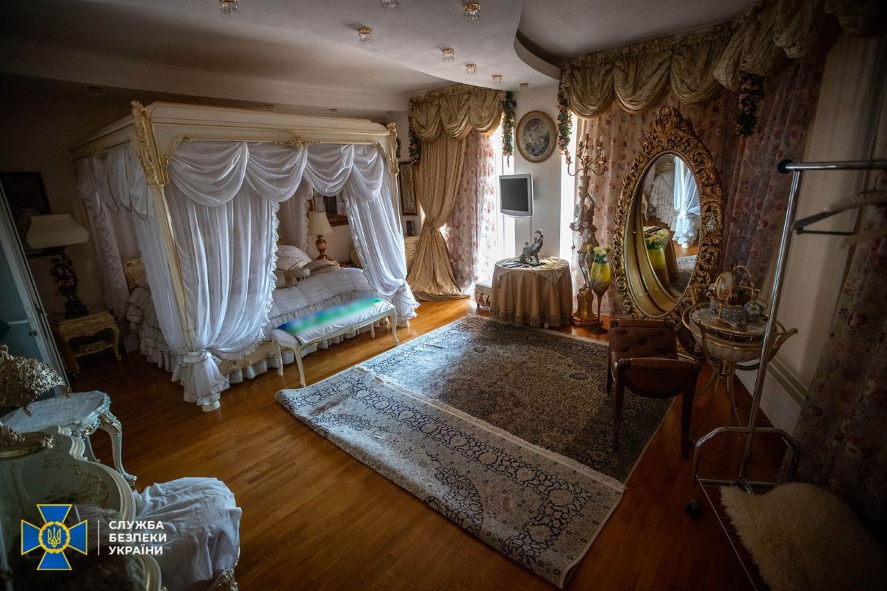 Будинок, квартири, Maybach: СБУ заарештували майно довіреної особи російської маріонетки Януковича 7