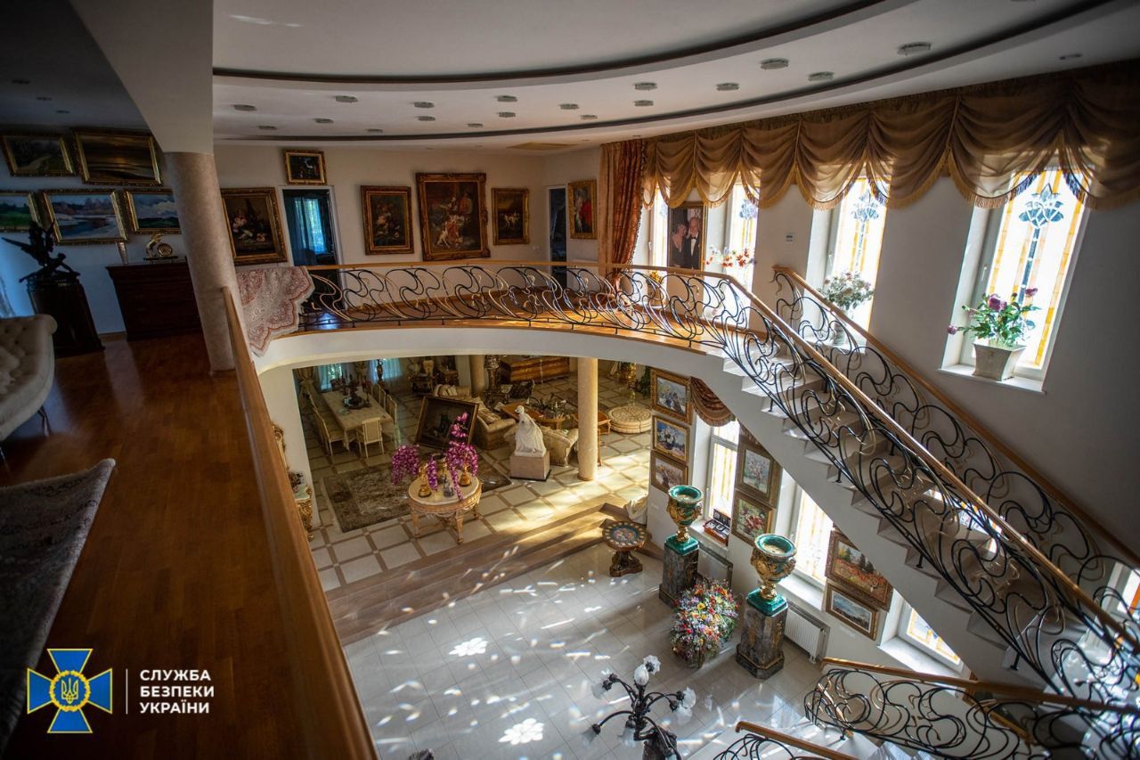 Будинок, квартири, Maybach: СБУ заарештували майно довіреної особи російської маріонетки Януковича 8