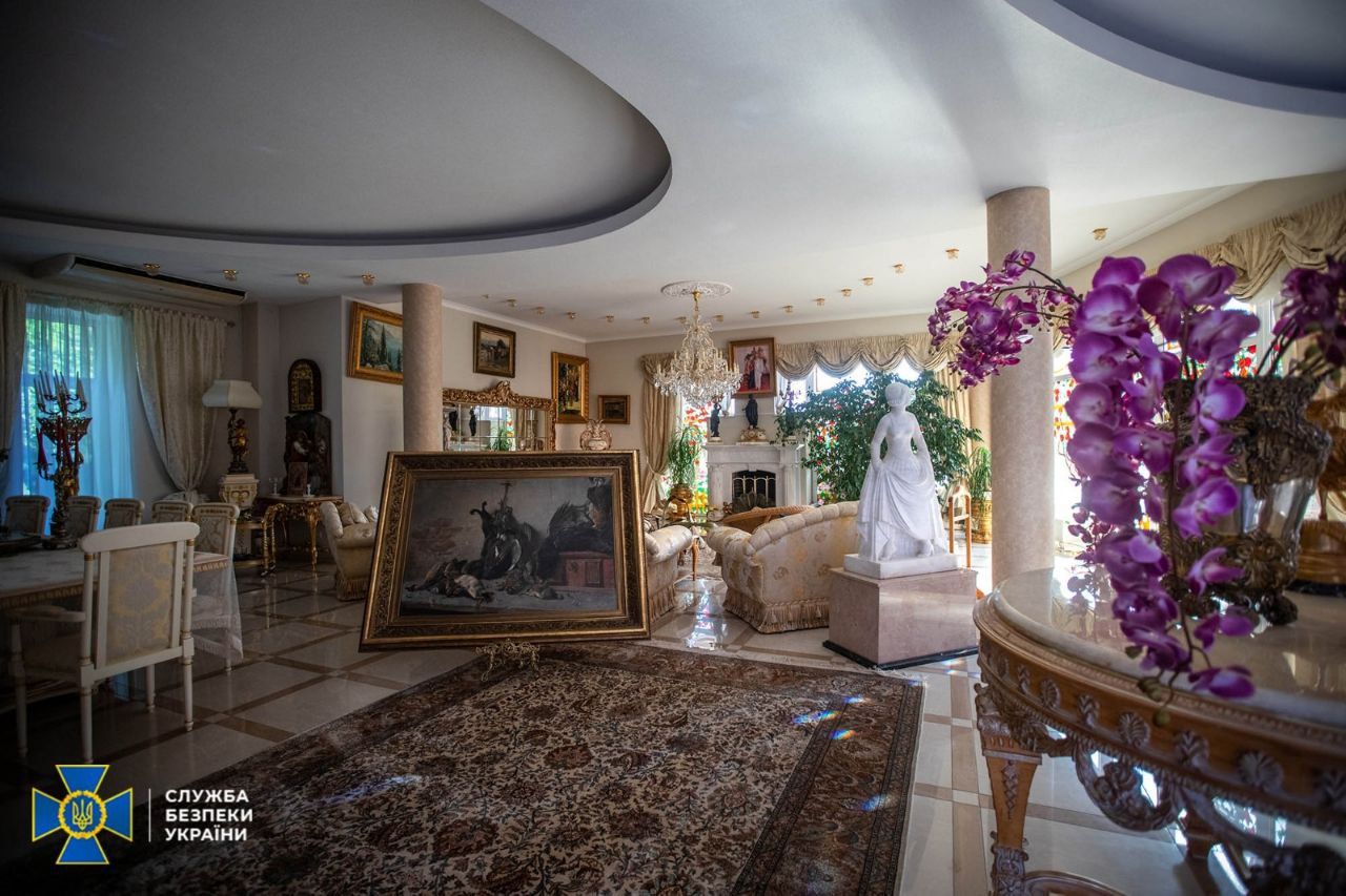 Будинок, квартири, Maybach: СБУ заарештували майно довіреної особи російської маріонетки Януковича 6