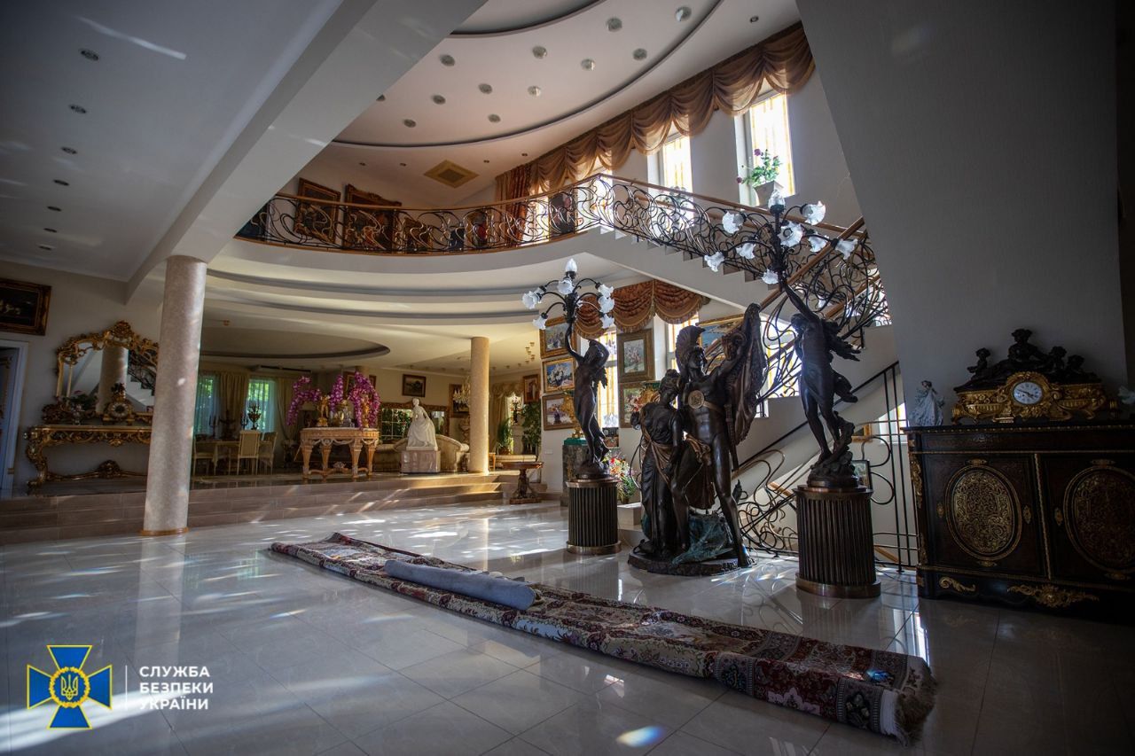 Будинок, квартири, Maybach: СБУ заарештували майно довіреної особи російської маріонетки Януковича 5