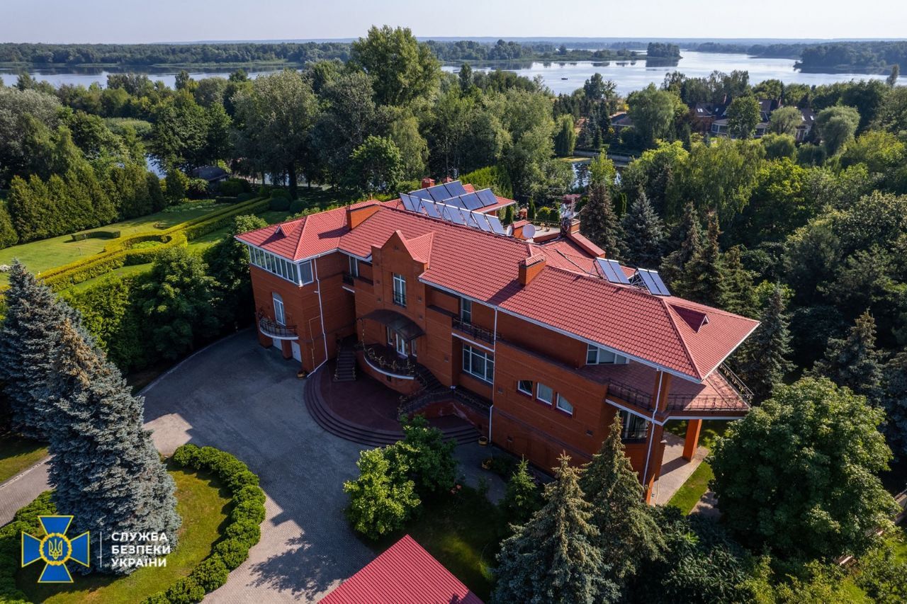 Будинок, квартири, Maybach: СБУ заарештували майно довіреної особи російської маріонетки Януковича 1