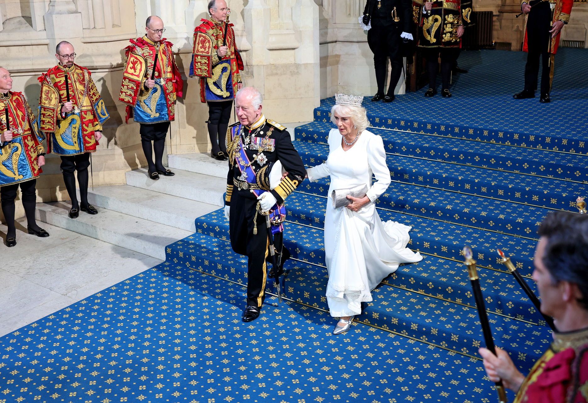 Біла сукня та цінна діадема. Фото: Getty Images