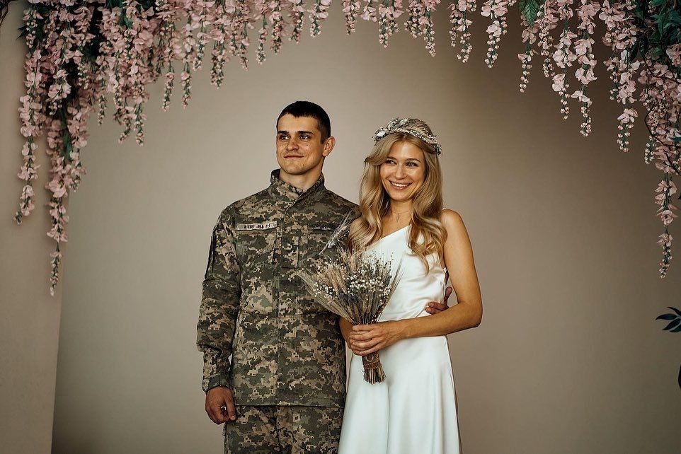 Весілля Девізорова та Гордієнко під час повномасштабної війни. Фото: Instagram/libkos Весілля Девізорова та Гордієнко під час повномасштабної війни. Фото: Instagram/libkos