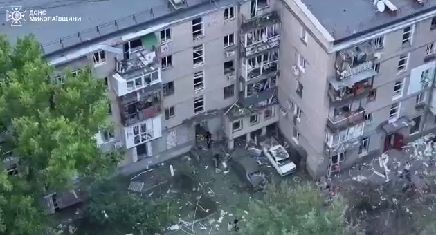 Внаслідок атаки РФ повністю знищені скління та пошкоджені фасади будинків. Скриншот - Інформатор Внаслідок атаки РФ повністю знищені скління та пошкоджені фасади будинків. Скриншот - Інформатор