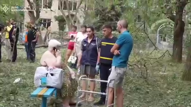 На місці удару по Миколаєву працюють психологи На місці удару по Миколаєву працюють психологи