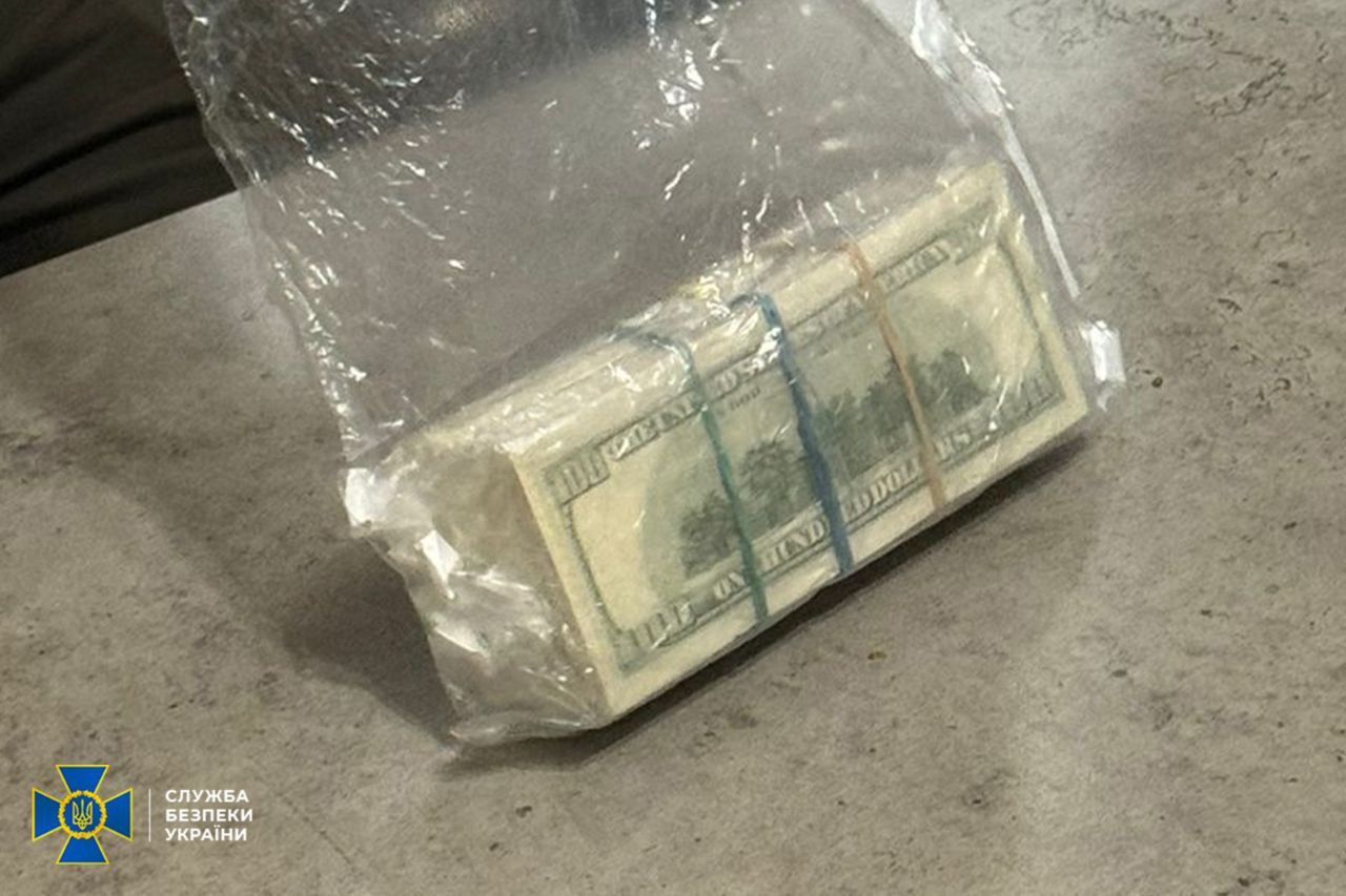 Мер отримав аванс у $30 тисяч за віджату базу відпочинку. Фото - СБУ Мер отримав аванс у $30 тисяч за віджату базу відпочинку. Фото - СБУ
