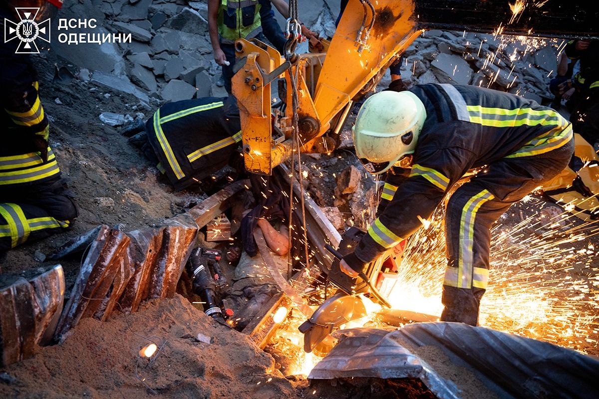 В Одеському порту обвалився склад: у ДСНС показали рятувальну операцію і заявили про загиблого 1