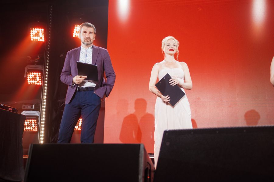 Ведучі церемонії Дар’я Трегубова та Вадим Карп'як. Фото: ОМКФ Ведучі церемонії Дар’я Трегубова та Вадим Карп'як. Фото: ОМКФ