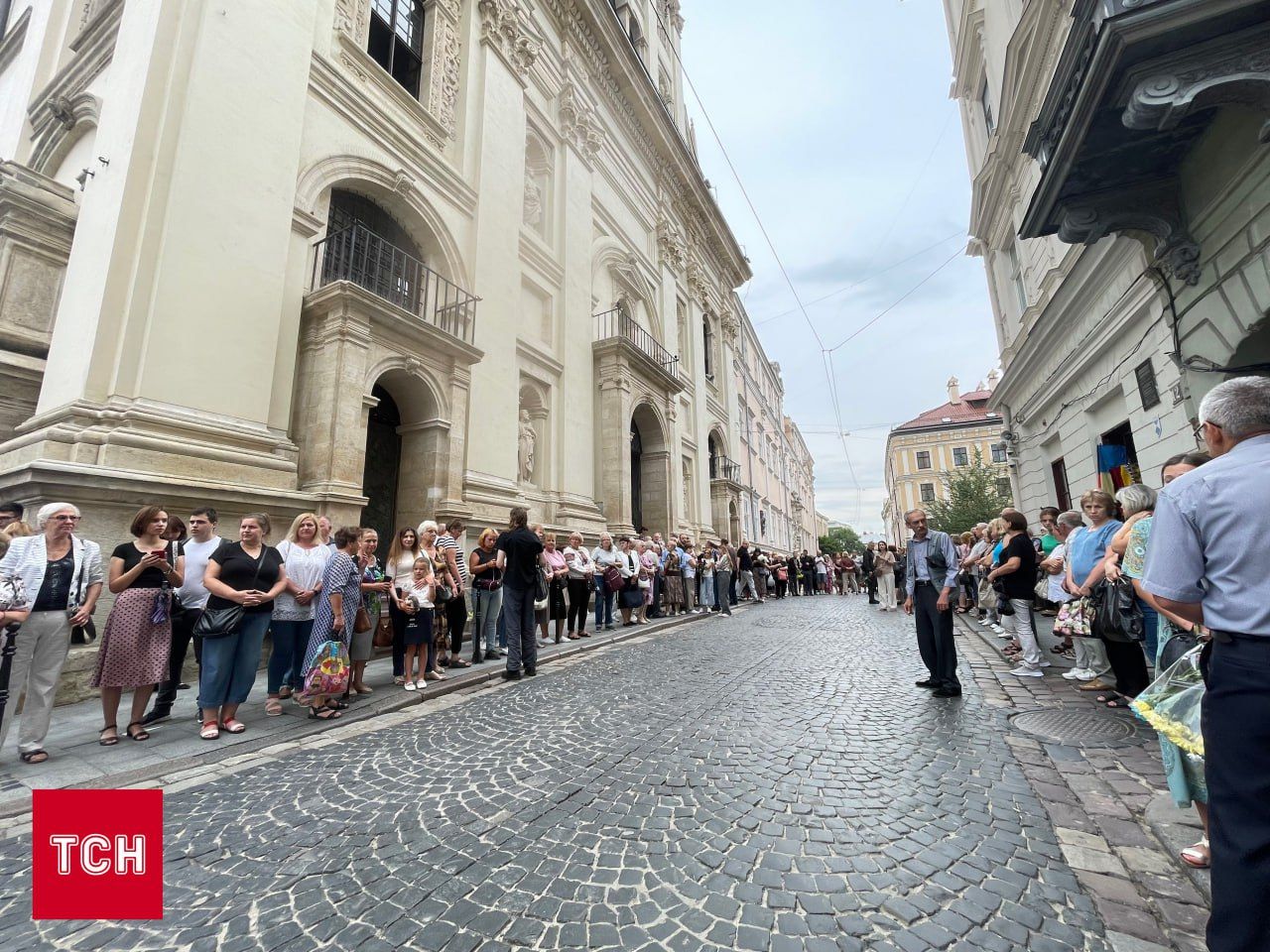 У Львові прощаються з Іриною Фаріон: до Гарнізонного храму Петра і Павла прийшли тисячі людей (відео) 2