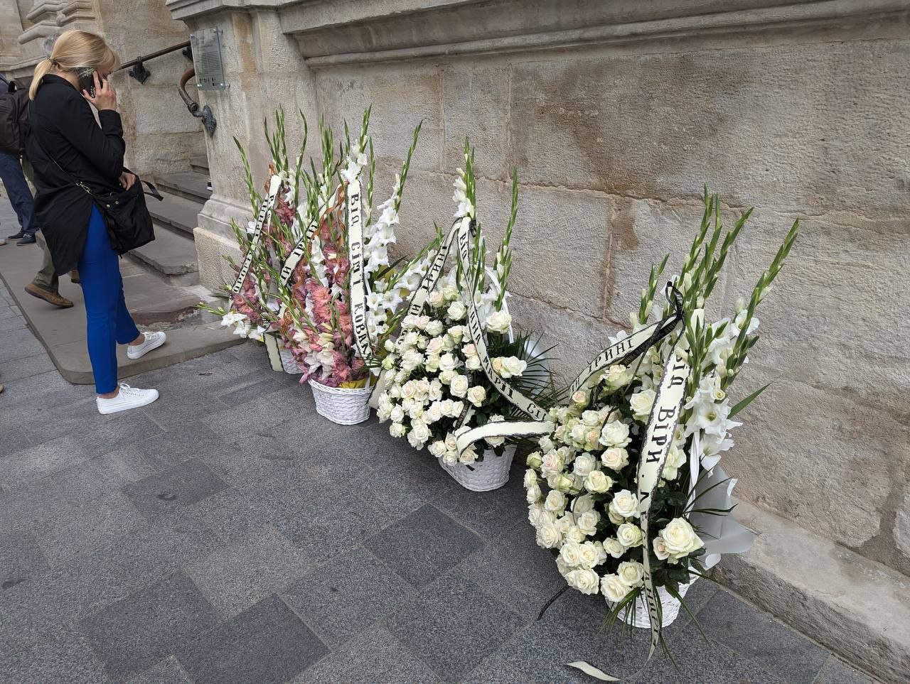 У Львові прощаються з Іриною Фаріон: до Гарнізонного храму Петра і Павла прийшли тисячі людей (відео) 3