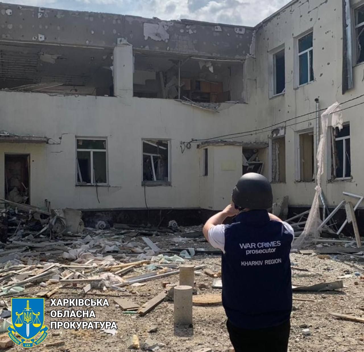 Пошкоджений навчальний заклад у Дергачах внаслідок атаки росіян 22 липня 2024 року. Фото - Харківська обласна прокуратура Пошкоджений навчальний заклад у Дергачах внаслідок атаки росіян 22 липня 2024 року. Фото - Харківська обласна прокуратура