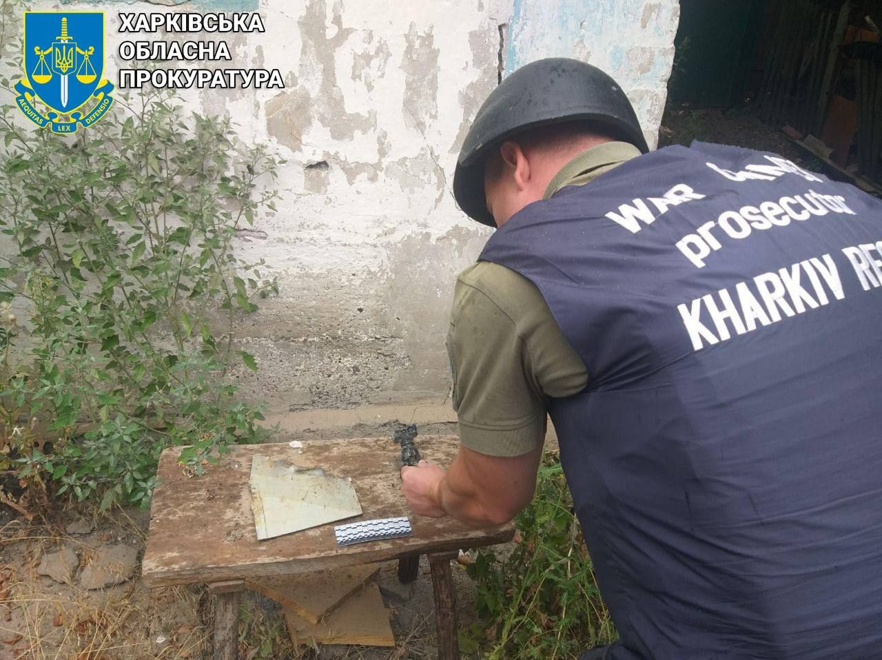 Слідчі збирають докази терористичної атаки росіян по Харківщині 22 липня 2024 року. Фото - Харківська обласна прокуратура Слідчі збирають докази терористичної атаки росіян по Харківщині 22 липня 2024 року. Фото - Харківська обласна прокуратура