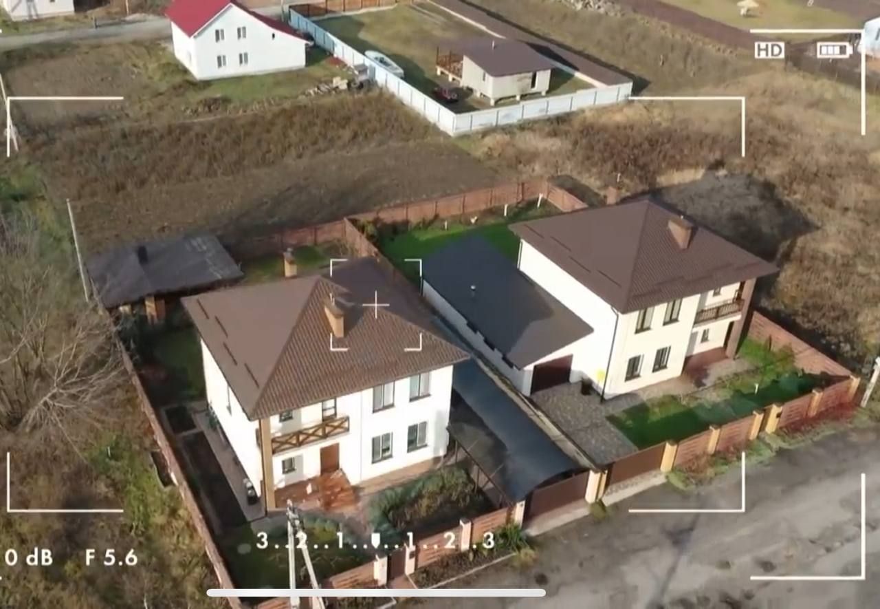 Тут живе Беленюк із мамою Тут живе Беленюк із мамою