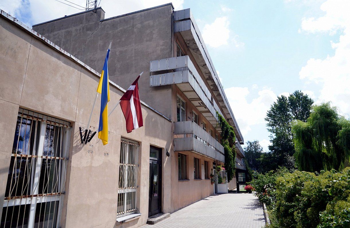 Центр підтримки для українських біженців У столиці Латвії відкрили новий центр для біженців із України: він розрахований на 125 осіб 1