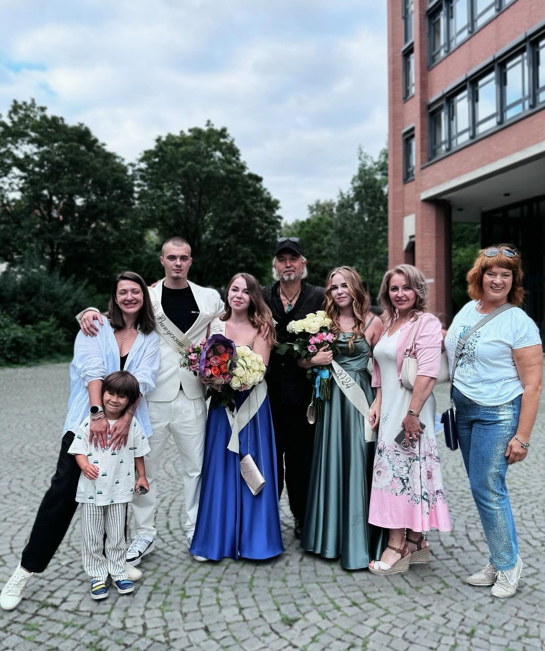 Родина Бабкіних та приятелів біля школи. Фото: Instagram/snezhana_babkina Родина Бабкіних та приятелів біля школи. Фото: Instagram/snezhana_babkina
