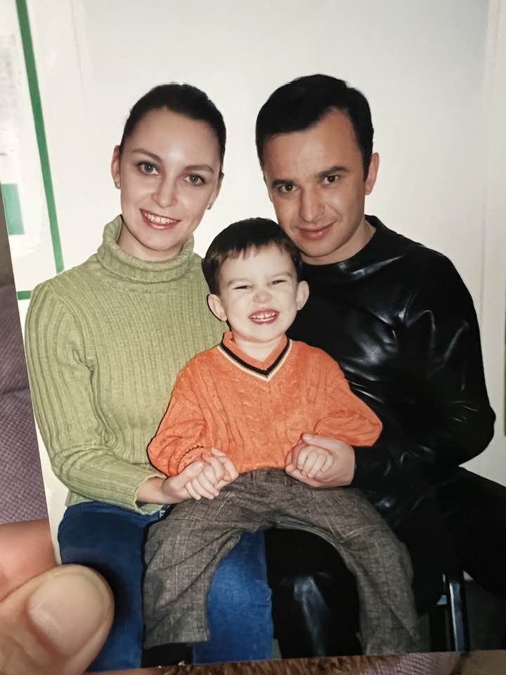 Лариса Созаєва з Віктором Павліком та їхнім сином. Фото: Facebook/ Лариса Созаєва з Віктором Павліком та їхнім сином. Фото: Facebook/