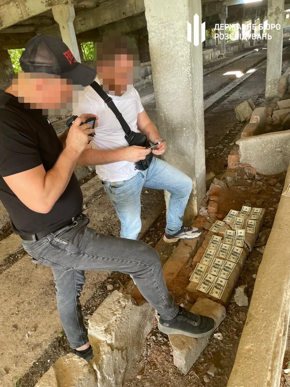 Представителя ДМС задержали с крупной суммой денег Представителя ДМС задержали с крупной суммой денег