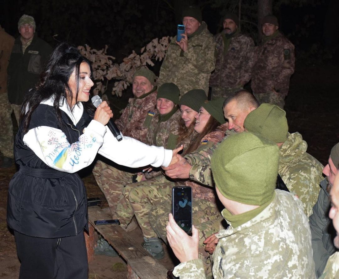 Злата Огнєвіч постійно виступає перед бійцями