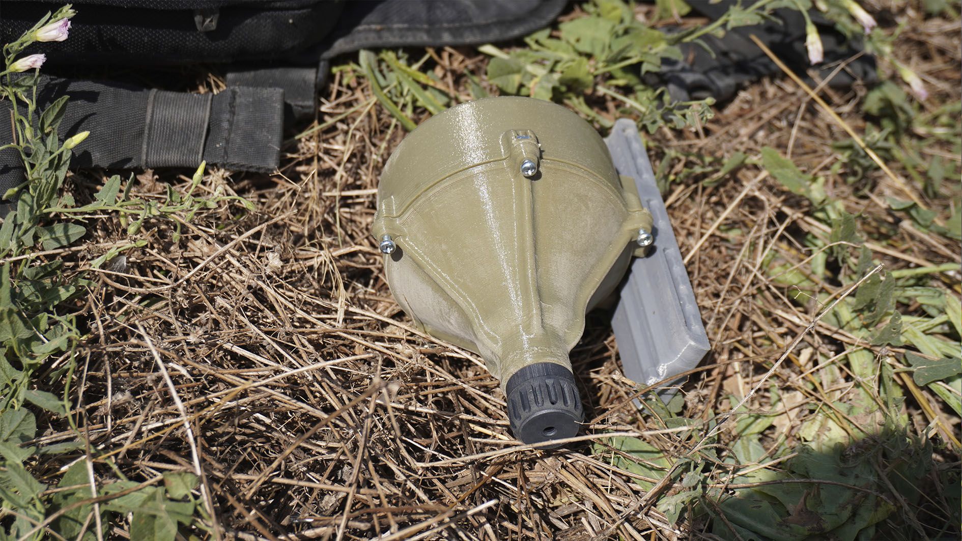 Боєприпас з мідною воронкою прожигає броню кумулятивною струєю Боєприпас з мідною воронкою прожигає броню кумулятивною струєю