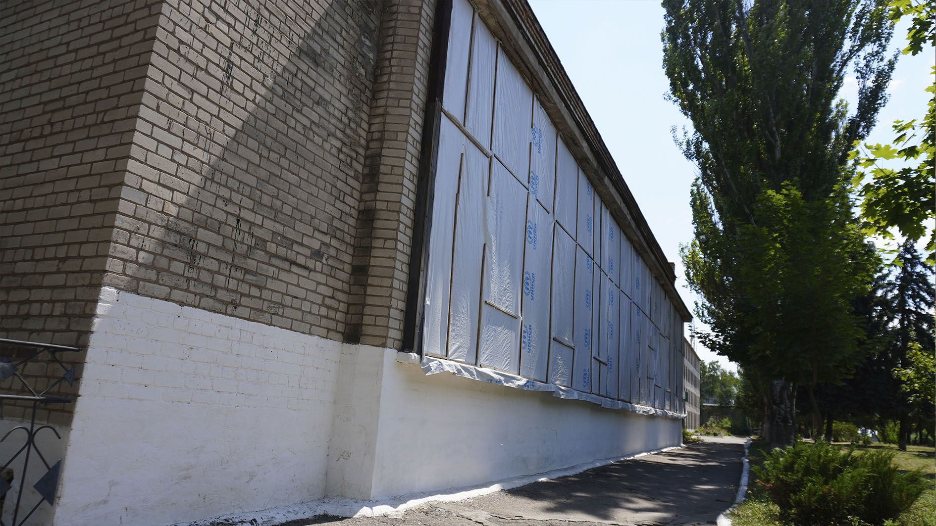 Часом замість вікон чи фанери на вікнах можна помітити поліетиленову плівку Часом замість вікон чи фанери на вікнах можна помітити поліетиленову плівку