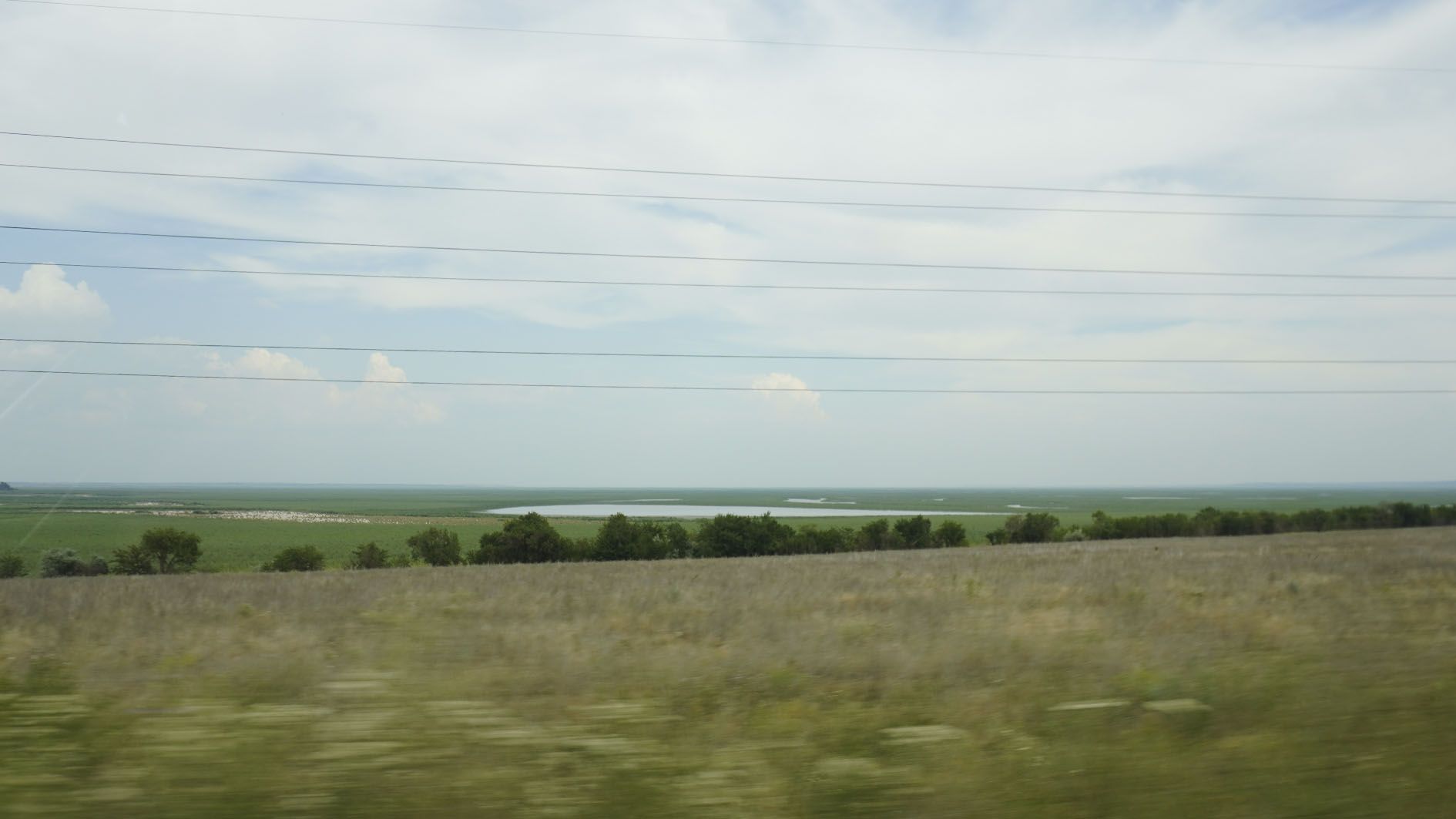 Про існування на цьому місці водосховища нагадує плаский ландшафт та чисельні заплави Про існування на цьому місці водосховища нагадує плаский ландшафт та чисельні заплави