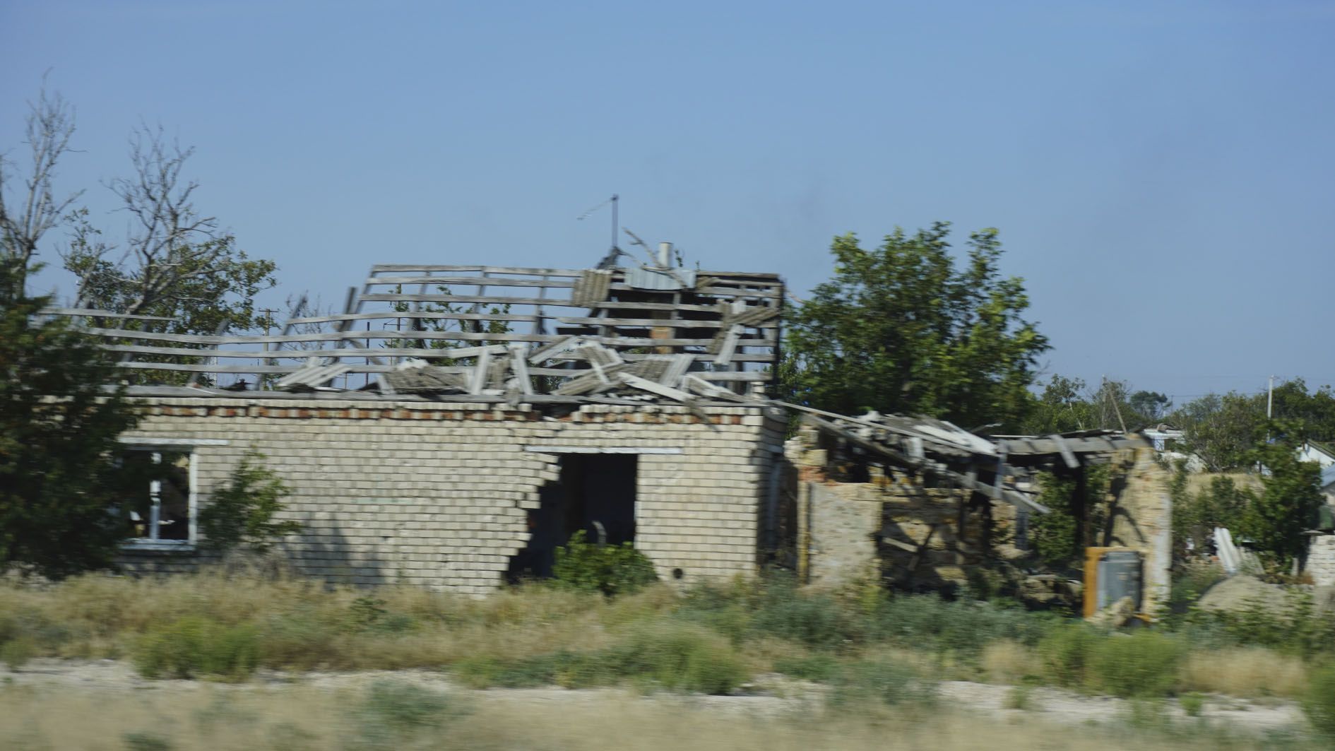 У селах чимало будинків з пробитими дахами У селах чимало будинків з пробитими дахами